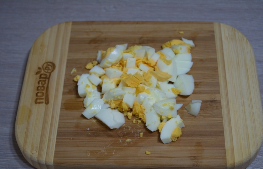 1. Этап. Салат с языком и шампиньонами: Отварите куриный яйца. Нарежьте произвольно.