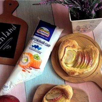 Сырно-яблочные слойки