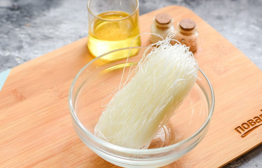 1. Этап. Салат с фунчозой и морской капустой: Переложите фунчозу в глубокую миску. Параллельно закипятите воду.