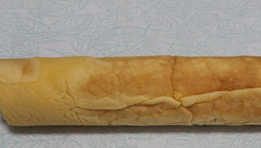 1. Этап. Рулет закусочный Рождественское полено: Свернуть рулетом. Концы рулета немного обрезать под углом.