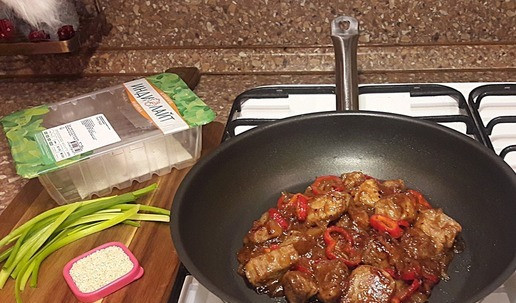 1. Этап. Бедро индейки в соусе терияки: Добавить соус Терияки. Прогреваем еще одну минуту, помешиваем. Выключаем сковороду