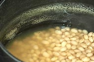 1. Этап. Фасолевая похлёбка: 2. Затем выкладываем фасоль в кастрюлю, заливаем водой и варим до готовности. Если Вы любите острое (очень острое), можете бросить в кастрюлю перчик чили. Также можно добавить лавровый лист.