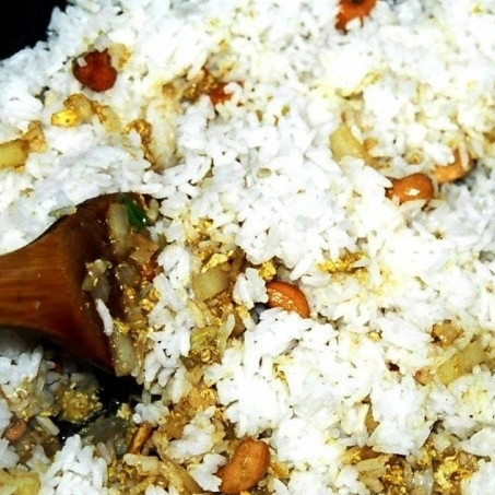 1. Этап. Рис с ананасом: Добавляем рис, перемешиваем.