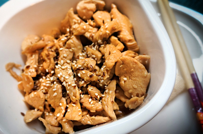 1. Этап. Курица в соевом соусе: 6. Теперь можно курицу измельчить еще мельче, подавая, посыпав кунжутом. А луково-морковную зажарку подавать в качестве гарнира.А можете смешать все сразу.