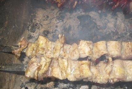 1. Этап. Шашлык из щуки: Запекаем в мангале, до полной готовности рыбы.