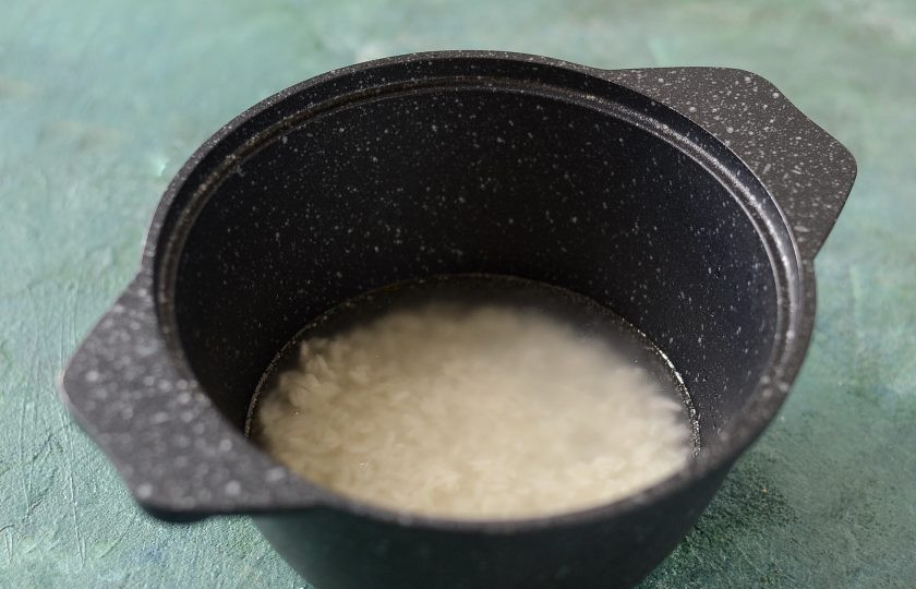 1. Этап. Рис с сельдереем и морковью: Влейте воду, доведите до кипения. Накройте крышкой и варите на медленном огне 15-20 минут.