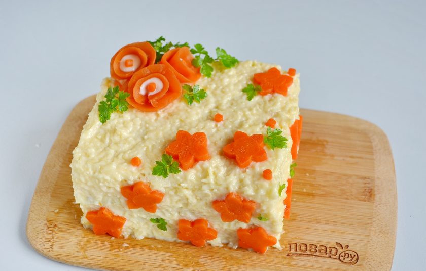 1. Этап. Закусочный бутербродный торт с рыбой: Украсьте торт вареной морковью и зеленью. Отправьте в холодильник на часик.