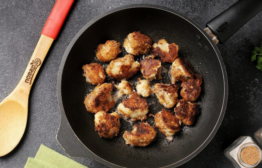 1. Этап. Фрикадельки с цветной капустой: Обжарьте на среднем огне до румяной хрустящей корочки.