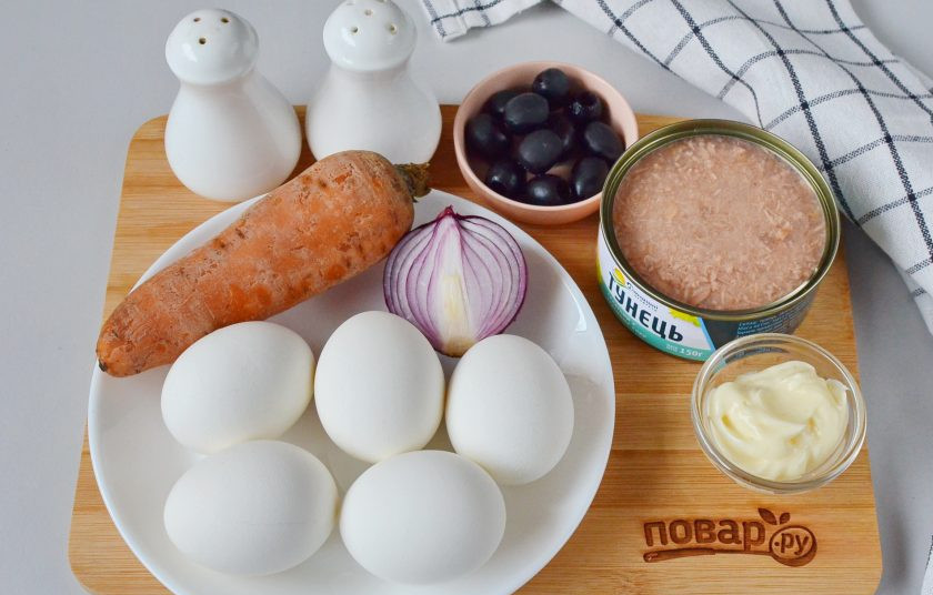 1. Этап. Фаршированные яйца Тигровые: Подготовьте ингредиенты. Отварите яйца в течение 10 минут, морковь — 40 минут. Откройте консерву, слейте хорошо всю влагу, отожмите.