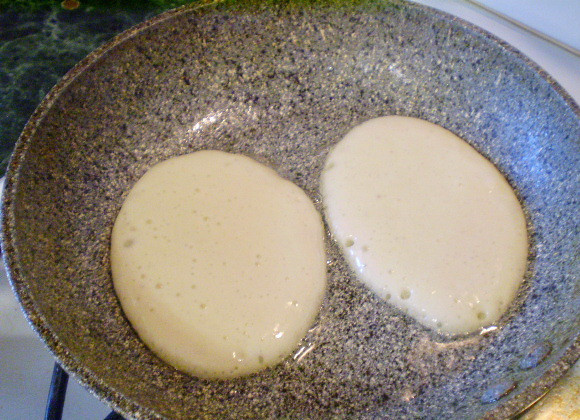 1. Этап. Оладьи на кислом кефире: На разогретое масла выливаем по столовой ложке теста, жарим.