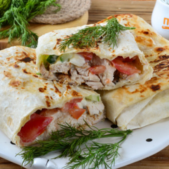 Шаверма с пикантной курочкой и чесночным соусом