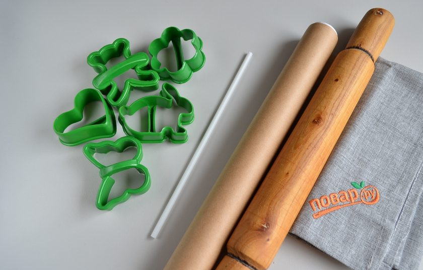 1. Этап. Печенье Елочные игрушки: Теперь о необходимых инструментах для выпечки: вам понадобятся скалка, пергамент, трубочка коктейльная, вырубки для печенья.