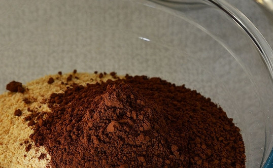 1. Этап. Сладкая колбаса в домашних условиях: 2. Смешаем измельченное печенье двух размеров с какао и перемешаем.