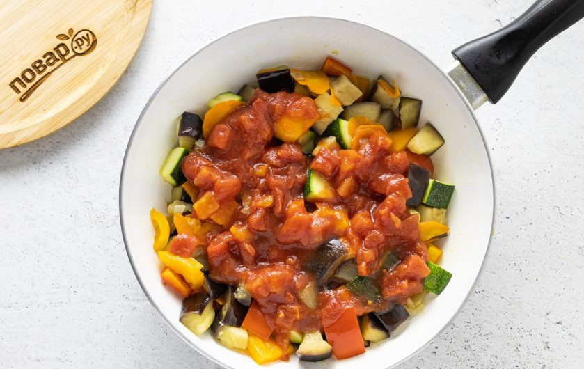 1. Этап. Рагу с баклажанами и стручковой фасолью: Добавьте нарезанные томаты в собственном соку, все перемешайте. Посолите, приправьте специями.