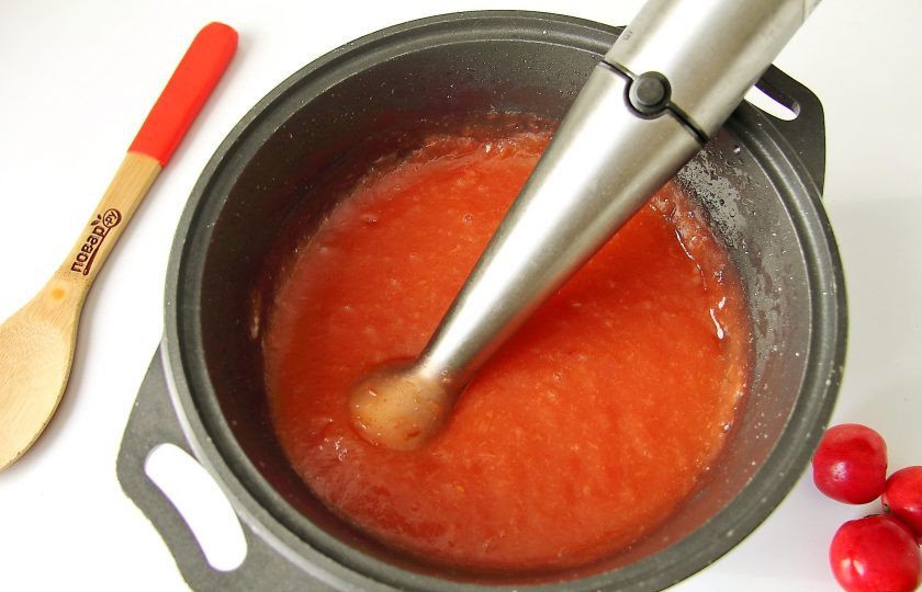 1. Этап. Джем из ранеток: Осталось измельчить яблоки блендером до однородного состояния. Если блендера нет, то придется протереть их через сито.