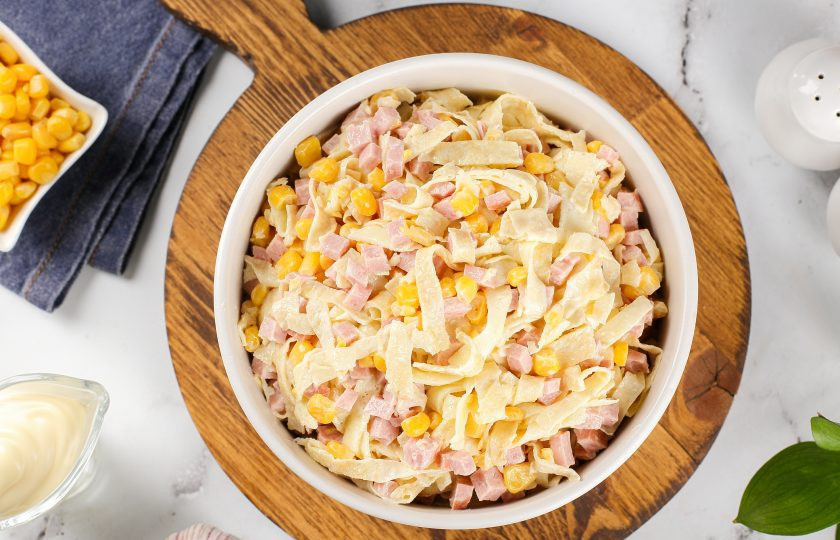 1. Этап. Салат с яичными блинчиками: Заправьте салат майонезом и перемешайте.