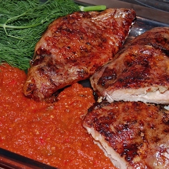 1. Этап. Свиная корейка с домашним кетчупом: Когда сальник на мясе полностью растворится, а мясо покроется коричневой корочкой - значит, блюдо готово. Подаем нашу корейку с приготовленным домашним кетчупом, свежей зеленью и гарниром. Приятного! ;)