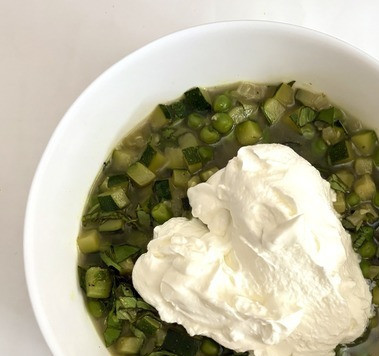 1. Этап. Холодный суп из цуккини и горошка: Во вторую половину добавить 200 гр греческого йогурта, размешать. Тоже проверить на соль/перец. Остудить в холодильнике хотя бы один час.