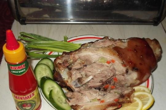 1. Этап. Рулька свиная: Затем готовьте свиную рульку ещё 10 минут без фольги. Всё готово! Приятного аппетита!