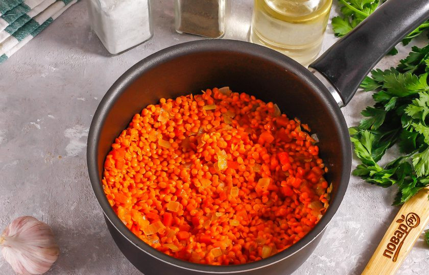 1. Этап. Суп из чечевицы без картофеля: Выложите в емкость к овощной зажарке, перемешайте и обжарьте примерно 1-2 минуты.