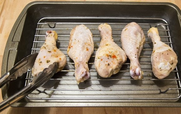 1. Этап. Куриные ножки с рисом: 4. Выложите ножки.