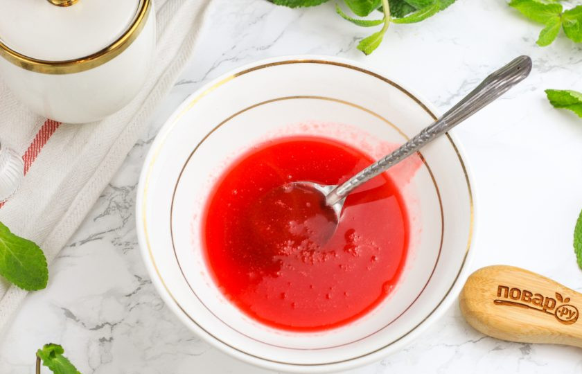 1. Этап. Жареный камамбер с брусничным соусом: Протрите ягодную массу через ситечко, жмых удалите — его можно использовать для чая или морса.