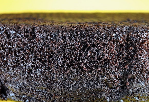 1. Этап. Мокрый торт: Готовый бисквит извлеките из формы и дайте ему остыть.