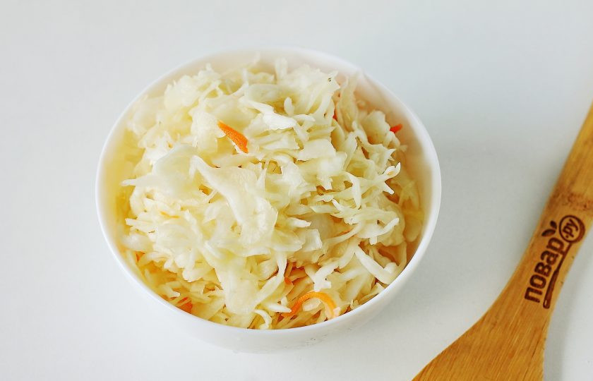 1. Этап. Баранина тушеная с квашеной капустой: Капусту отожмите. Если капуста слишком кислая, то предварительно промойте ее холодной водой.