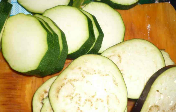 1. Этап. Жареные кабачки и баклажаны: Кабачки и баклажаны промойте (если нужно очистите от кожуры) и нарежьте кружочками толщиной 1 см.