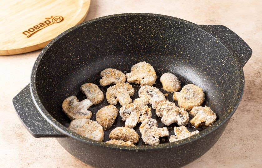 1. Этап. Грибы в сухарях с рисовой лапшой и салатом фризе: Обжарьте грибы с двух сторон в хорошо разогретой сковороде с растительным маслом. Затем выложите на бумажные полотенца, чтобы впиталась лишняя влага.