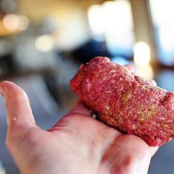 1. Этап. Говяжьи котлеты с луком: 2. Из полученной массы руками сформировать 4-6 овальных котлет и придать им форму стейка.