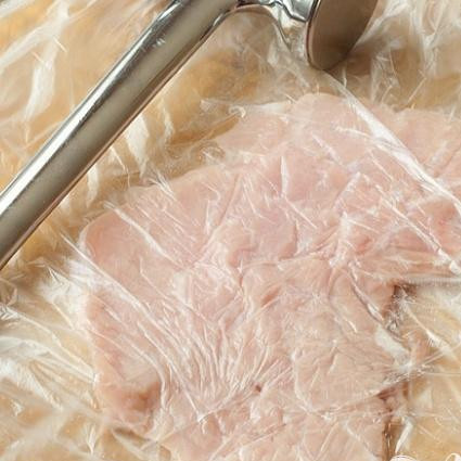 1. Этап. Свиная отбивная в панировке: 2. Берем плотный полиэтиленовый пакет, кладем туда кусок мяса, затем гладкой стороной молотка отбиваем. Края должны получиться немного тоньше, чем середина. Кулек нужен для того, чтобы мясо не разбрызгивалось, и все оставалось чистым.