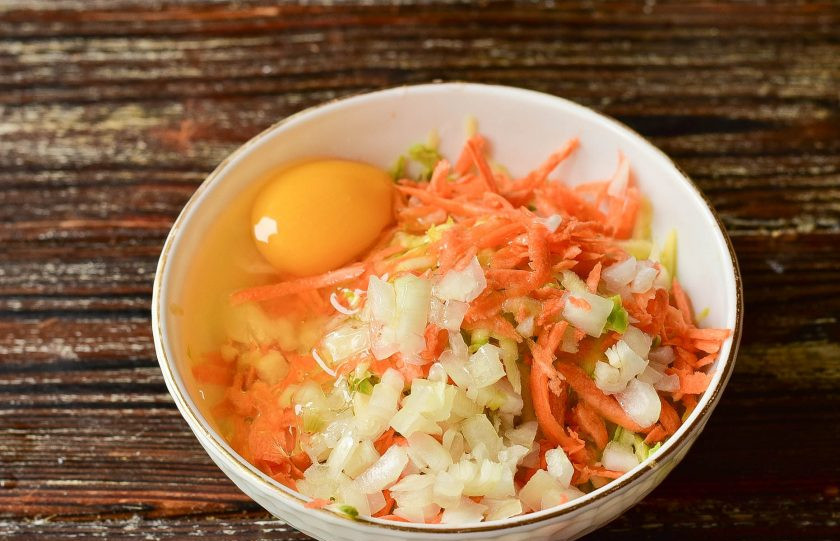 1. Этап. Оладьи из кабачков для диабетиков: Вбейте куриное яйцо.