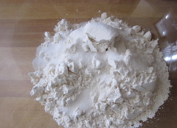 1. Этап. Вкусные бублики: 2. В другой миске соедините 2 стакана муки с солью.