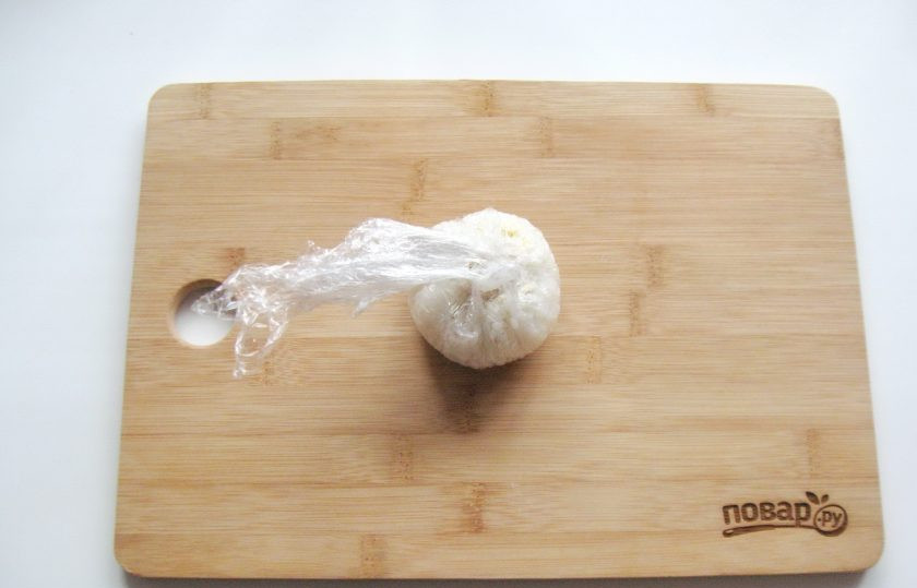 1. Этап. Рисовые шарики с рыбой: С помощью пищевой пленки сформируйте шарик.