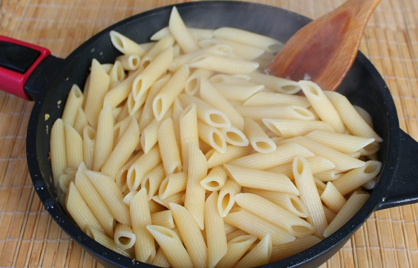 1. Этап. Макароны по-флотски на сковороде: Высыпаем макароны в сковородку с фаршем.