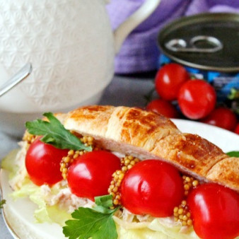 Закусочные круассаны с тунцом
