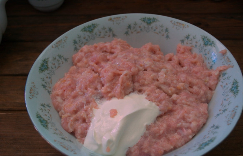 1. Этап. Куриные котлеты со сметаной: Прям в фарш добавьте сметану. Ее уйдет около 2-3 ст. ложек.