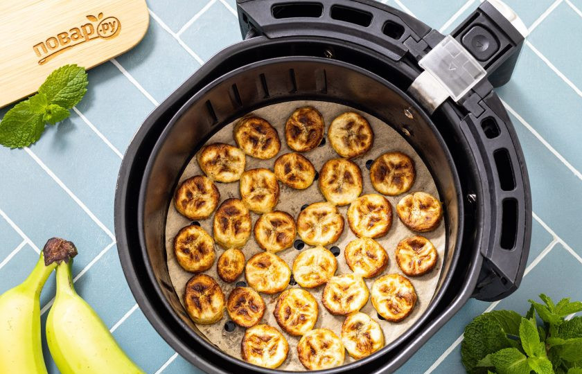 1. Этап. Банановые чипсы в аэрогриле: Когда кружочки подсушатся, аккуратно переверните их. Готовьте еще 8 минут при температуре 175 градусов.