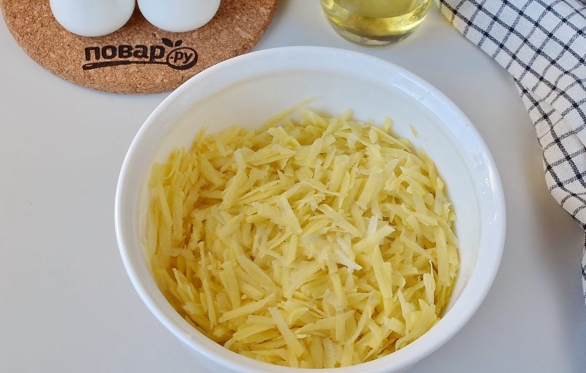 1. Этап. Большой драник на сковороде: Натрите картофель на крупной терке.