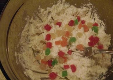 1. Этап. Творожная запеканка в аэрогриле: Теперь кладем в творожную массу цукаты.