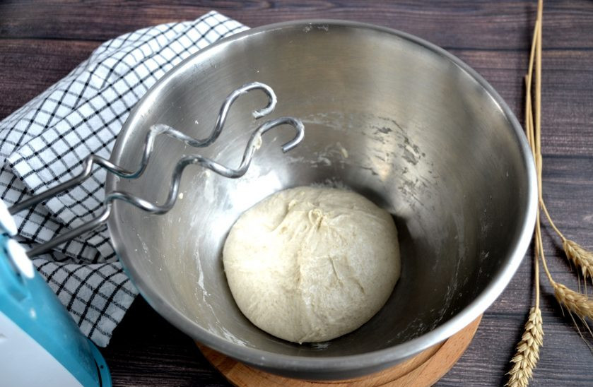 1. Этап. Багет ржаной: Замесите тесто, лучше всего это делать миксером, вымешивайте интенсивно, примерно около 10 минут.