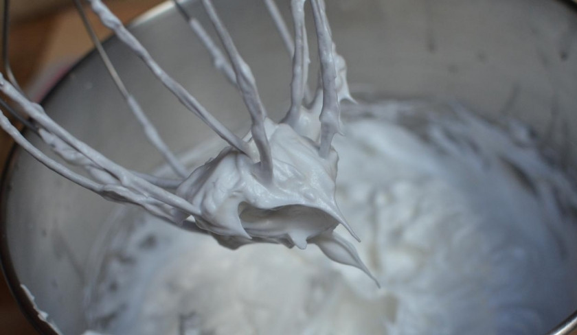 1. Этап. Малиновый торт: Добавлять понемногу сахар, белки должны сохранять форму.