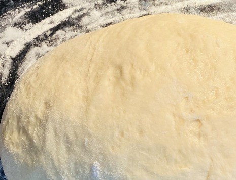 1. Этап. Ватрушки с творогом: Выложить на рабочую поверхность, добавить немного муки, перебить тесто руками, тесто мягкое и не липнет к рукам, накрыть, оставить для подьема, у меня ушло 10 минут