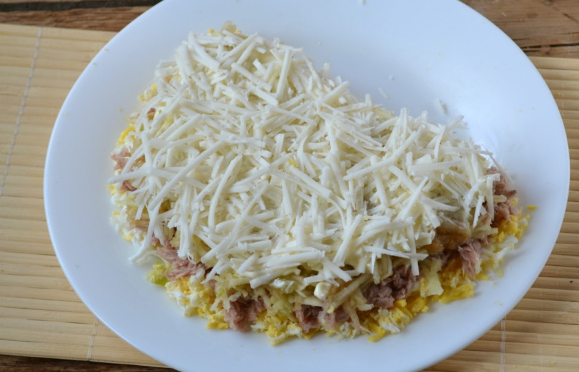 1. Этап. Салат с тунцом: Затем разложите сырок, обильно смажьте майонезом сверху и по бокам.