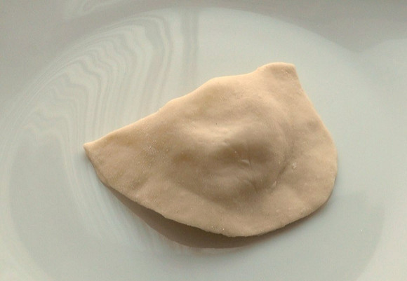 1. Этап. Вареники с картошкой постные: 5. Смажьте края водой и плотно защипните их, чтобы начинка не выпала в процессе варки.