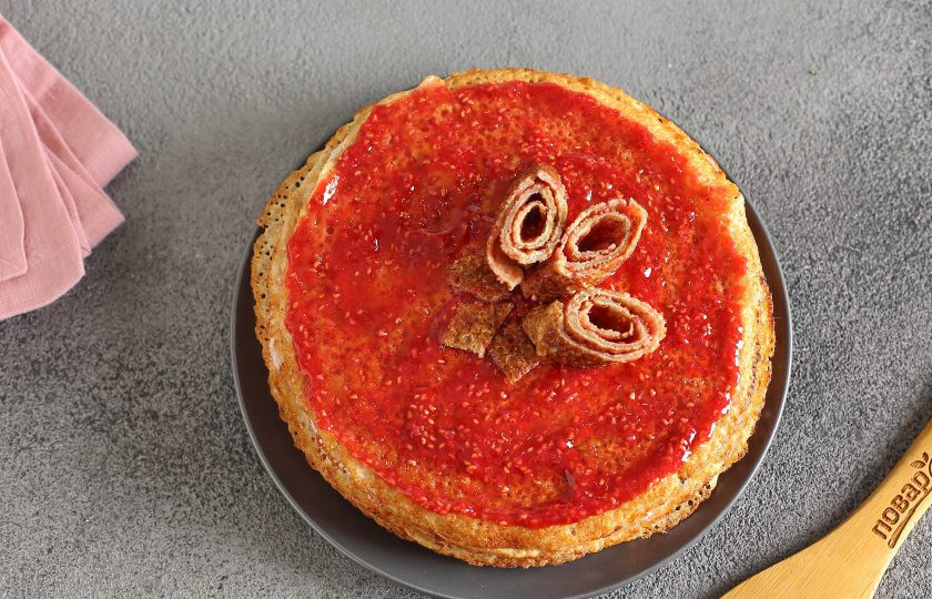 1. Этап. Блинный торт для диабетиков: Украсить готовый блинный торт можно совершенно любым образом по вкусу. Я смазала верх малиновым пюре и украсила блинчиком, который свернула рулетиком и нарезала на части.