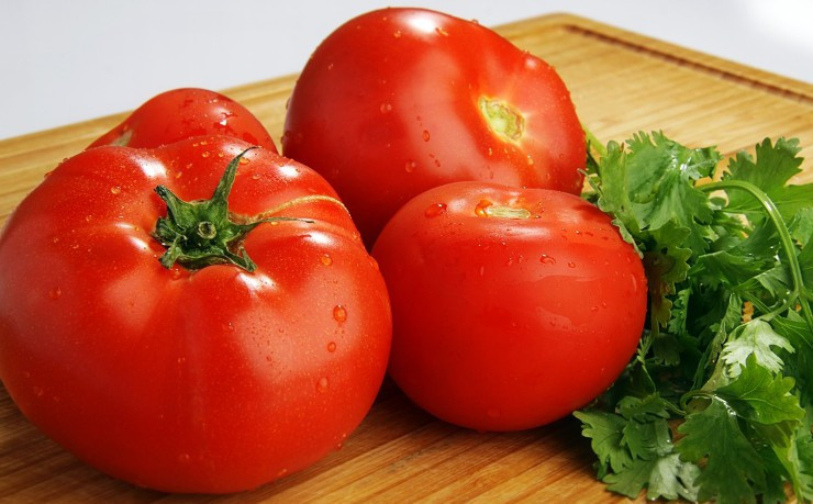 1. Этап. Коктейль из помидоров: Сначала нам, конечно же, нужно все очень тщательно промыть и вытереть насухо.