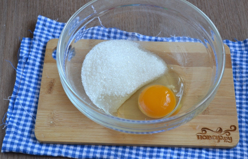 1. Этап. Шоколадный торт с вишней: Приготовьте крем, смешайте яйца с сахаром и слегка взбейте вилкой или ручным венчиком до однородности.