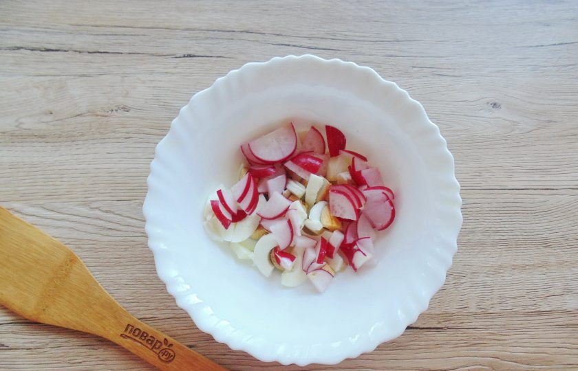 1. Этап. Салат из кабачков с редиской: Редиску вымойте, обрежьте 